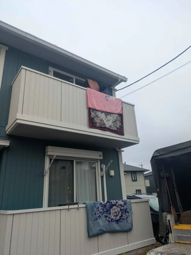 吊り下げ作業前の養生と安全確認の様子