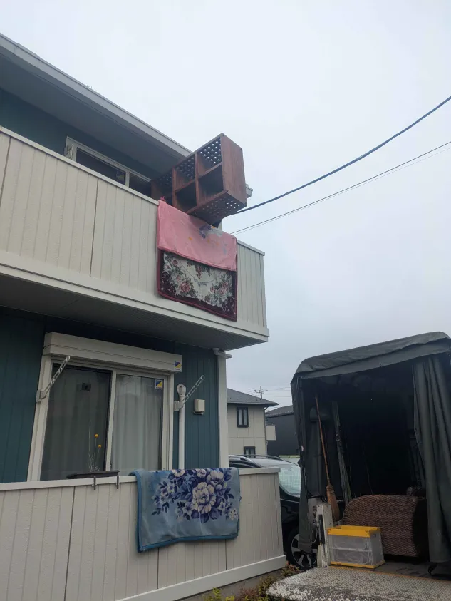 家具へのロープ固定作業の様子