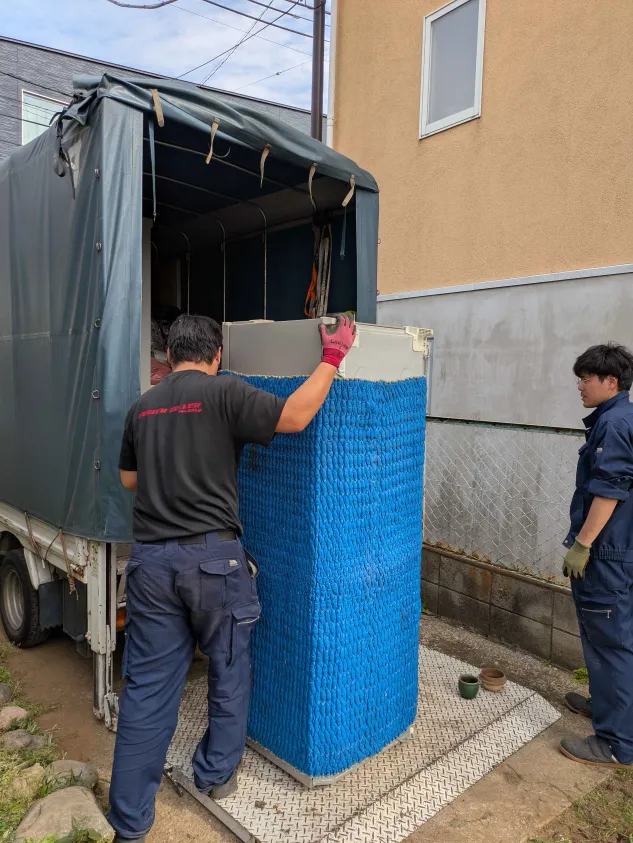 新宿区 冷蔵庫買取 トラックへの積み込み