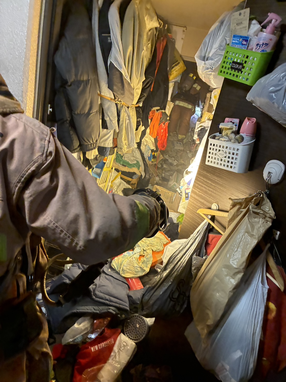 新宿区矢来町 ゴミ屋敷 作業中の発火