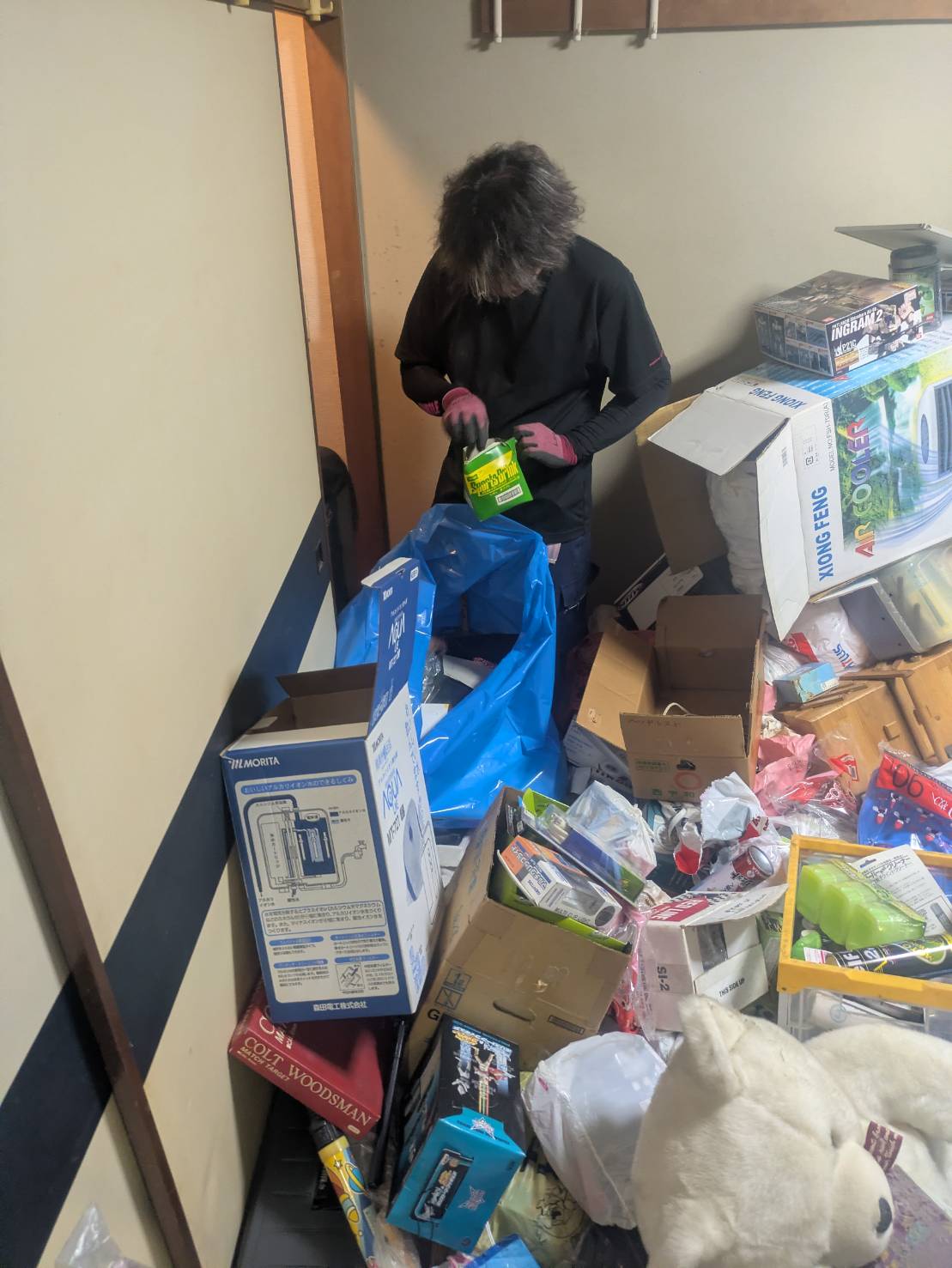 新宿区矢来町 ゴミ屋敷 片付け作業中