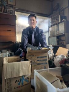 【新宿区】戸建ての遺品整理｜2tトラック満載プランで一括対応