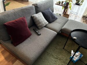 【新座市】マンションの引越しで不用品回収｜状態の良いソファは買取査定で減額