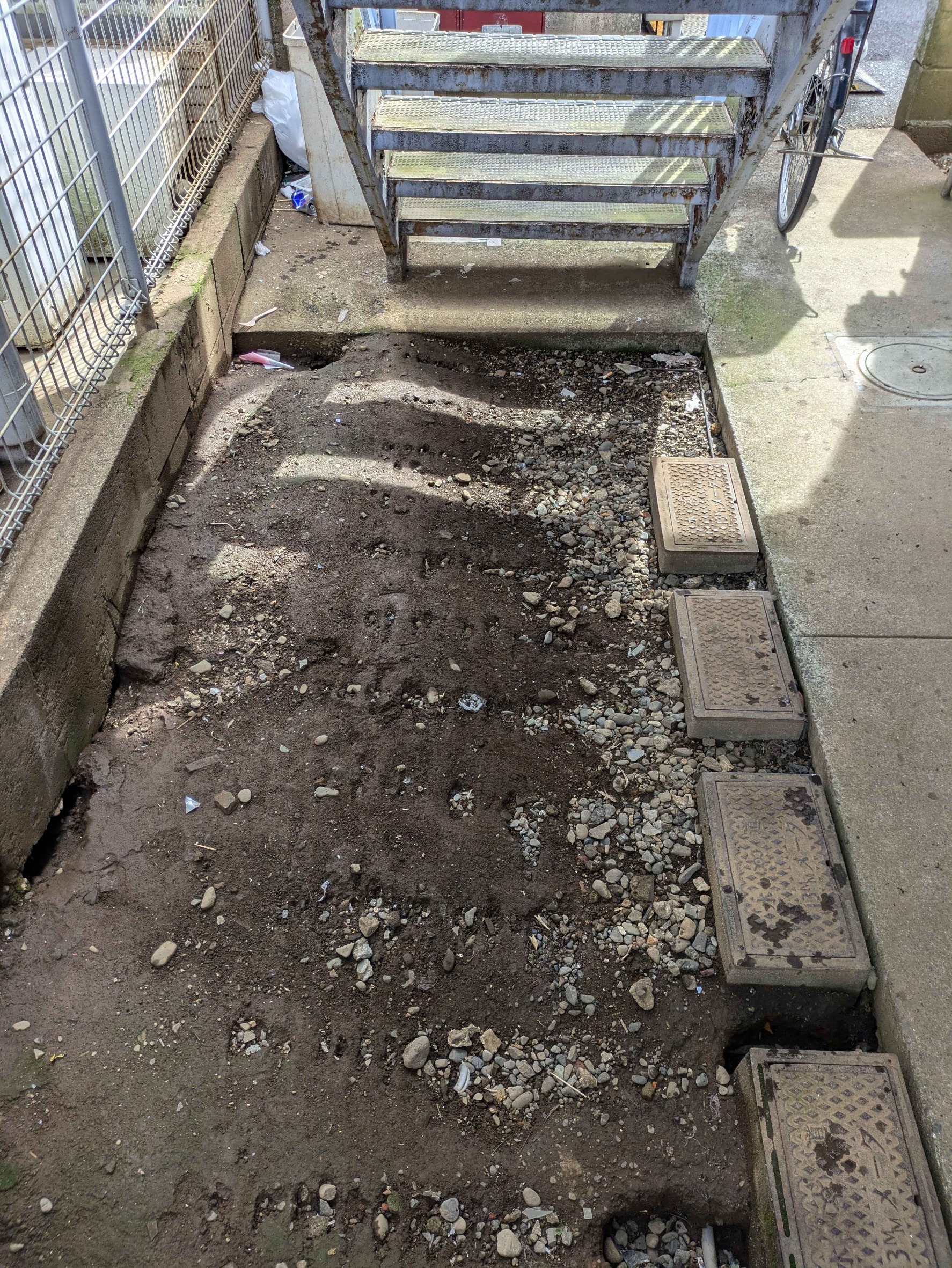新座市・アパート階段下残置物・作業後