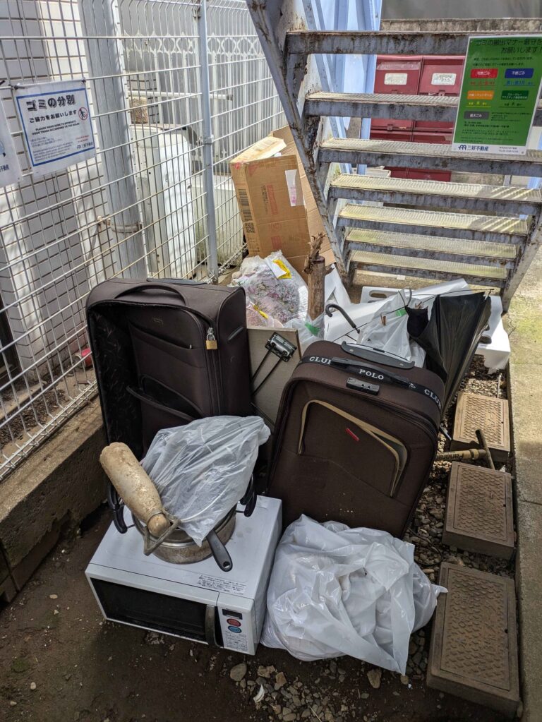 【新座市】アパートのゴミ置き場の残置物を回収（10,000円・管理会社様依頼）