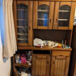 お部屋に残された茶ダンスなどの家具
