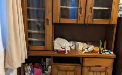 お部屋に残された茶ダンスなどの家具