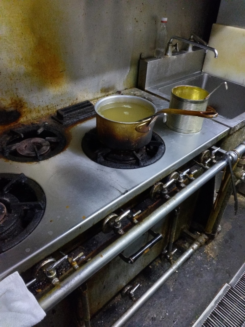 飲食店で使用されている5口ガスコンロ