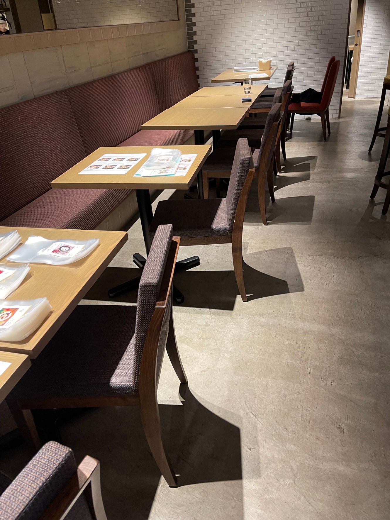 飲食店で使用されていたテーブルと椅子