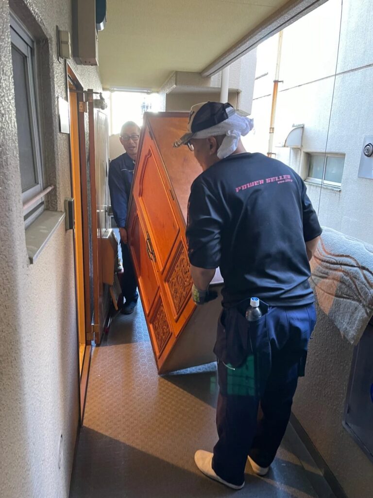タンスの処分方法7選｜費用相場は？買取・解体・2階からの運び出しをプロが解説