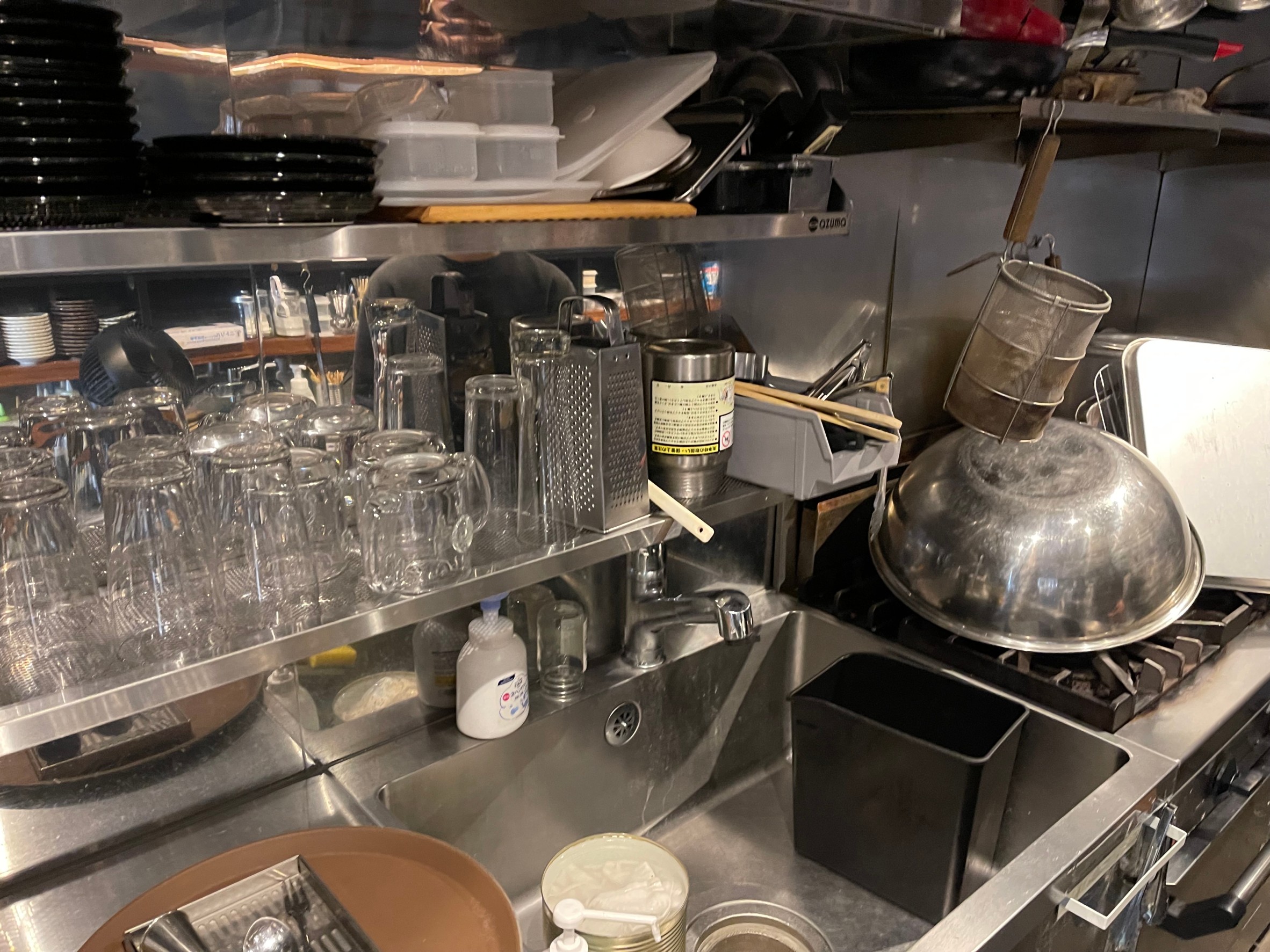 飲食店で使用されていた食器とグラス