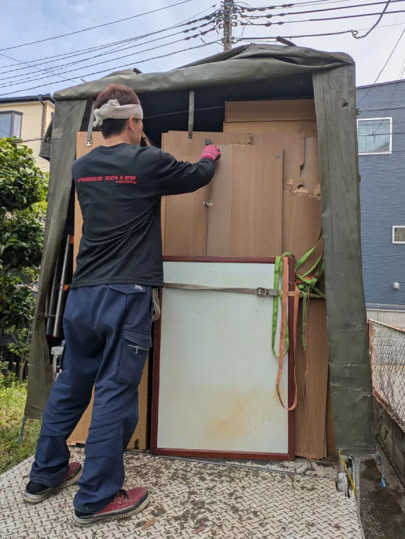 空き家の片付けで家財や不用品をトラックへ積み込んだ例
