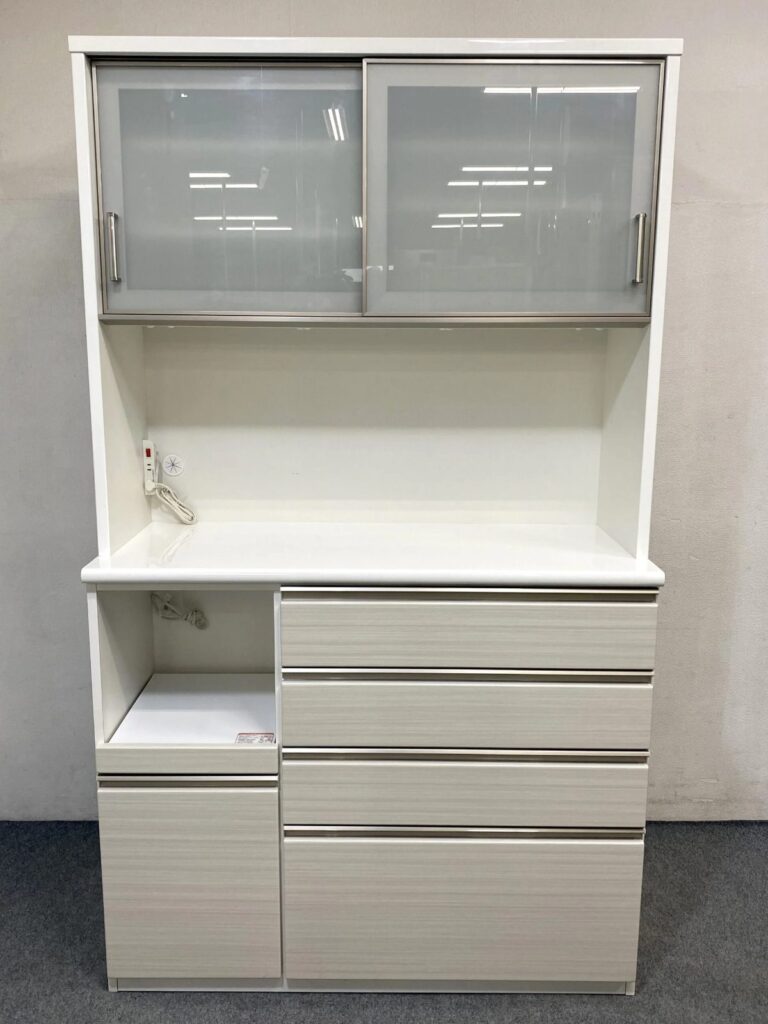 中古市場で人気がある白いキッチンボード