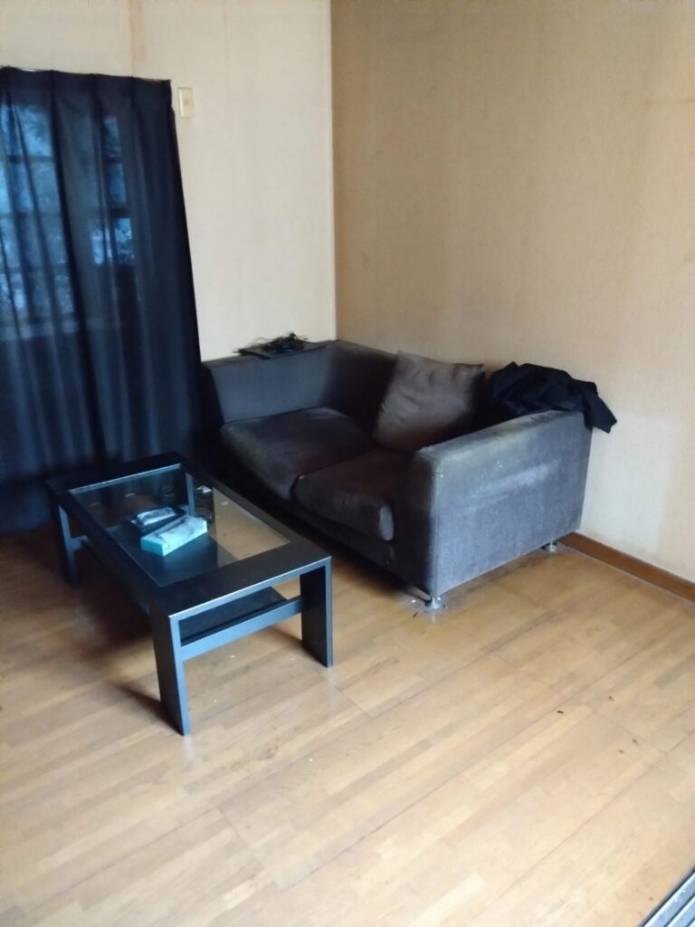 家具の買い替え時に引き取られる古いソファ
