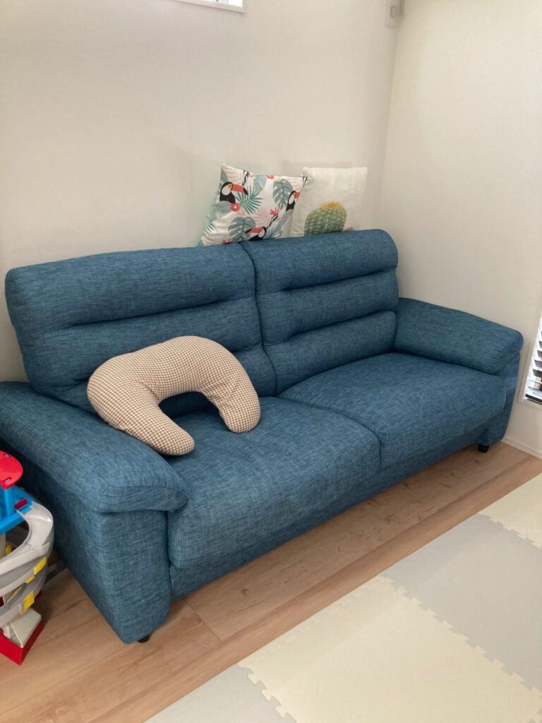 粗大ごみとして玄関先に搬出されたソファ