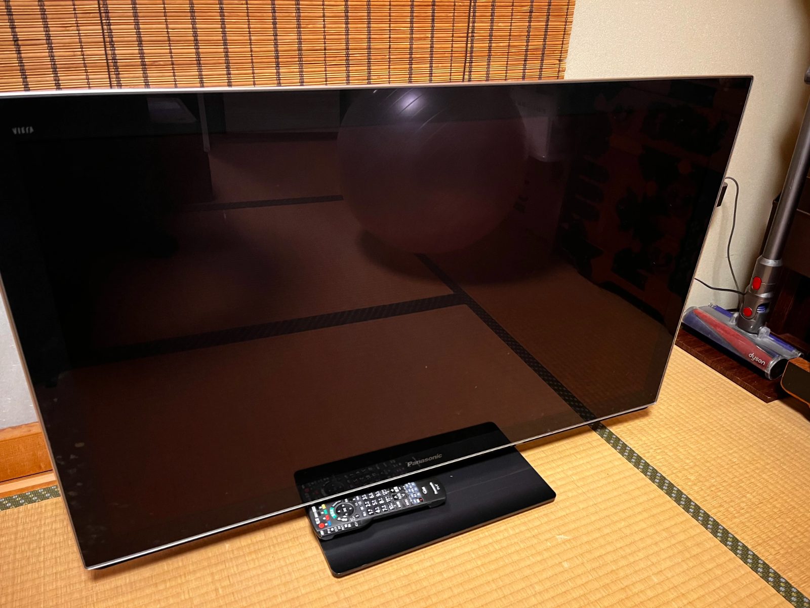 回収した液晶テレビを店舗で検品している様子