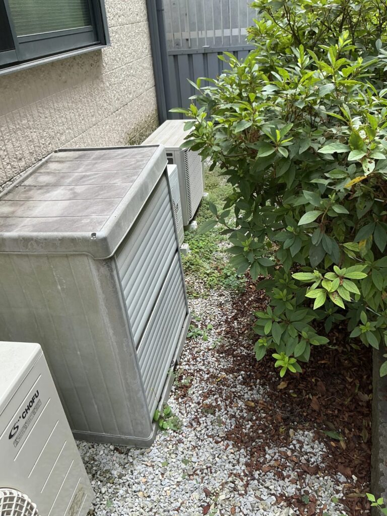 取り外した業務用エアコンの室外機