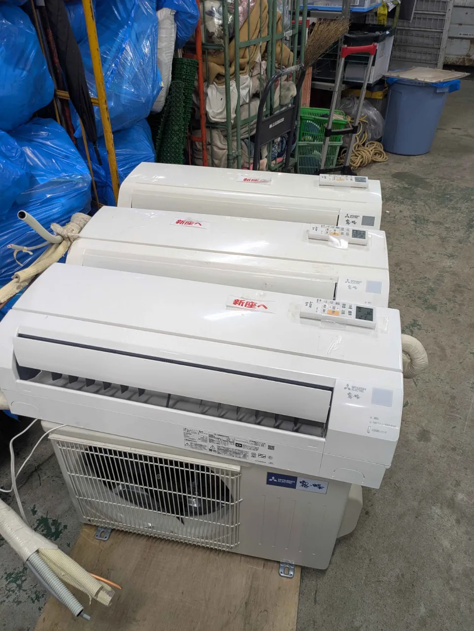 パワーセラーが取り外し回収した家庭用エアコン3台（室内機・室外機・銅管をセットで保管）