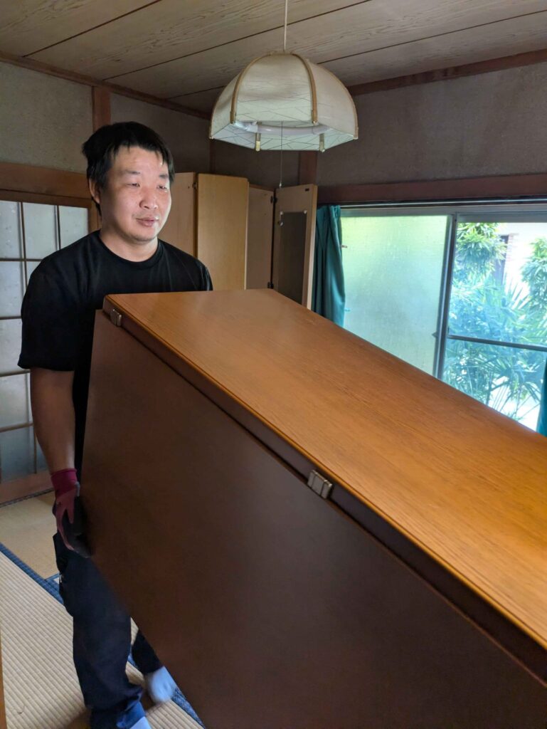 大型の収納家具を運び出す様子