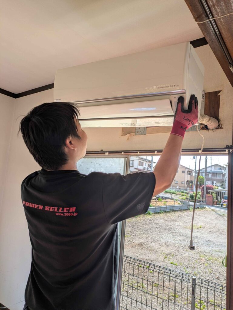 壁から外したエアコン室内機