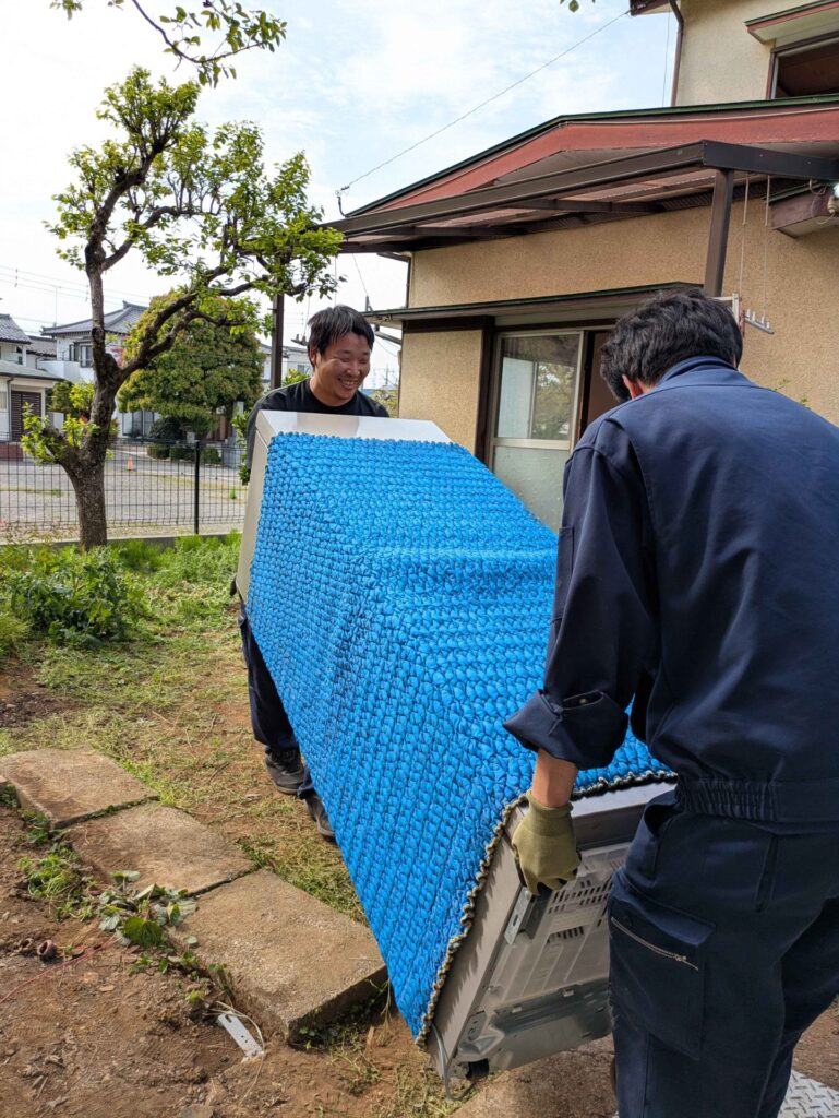 屋外側で冷蔵庫を受け取る様子