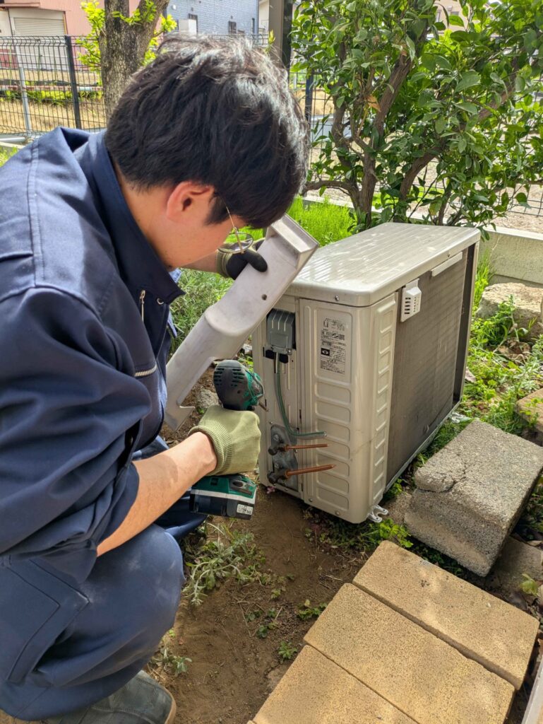 エアコン室外機の配管を外す作業