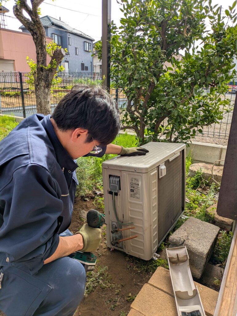 室外機の取り外し作業