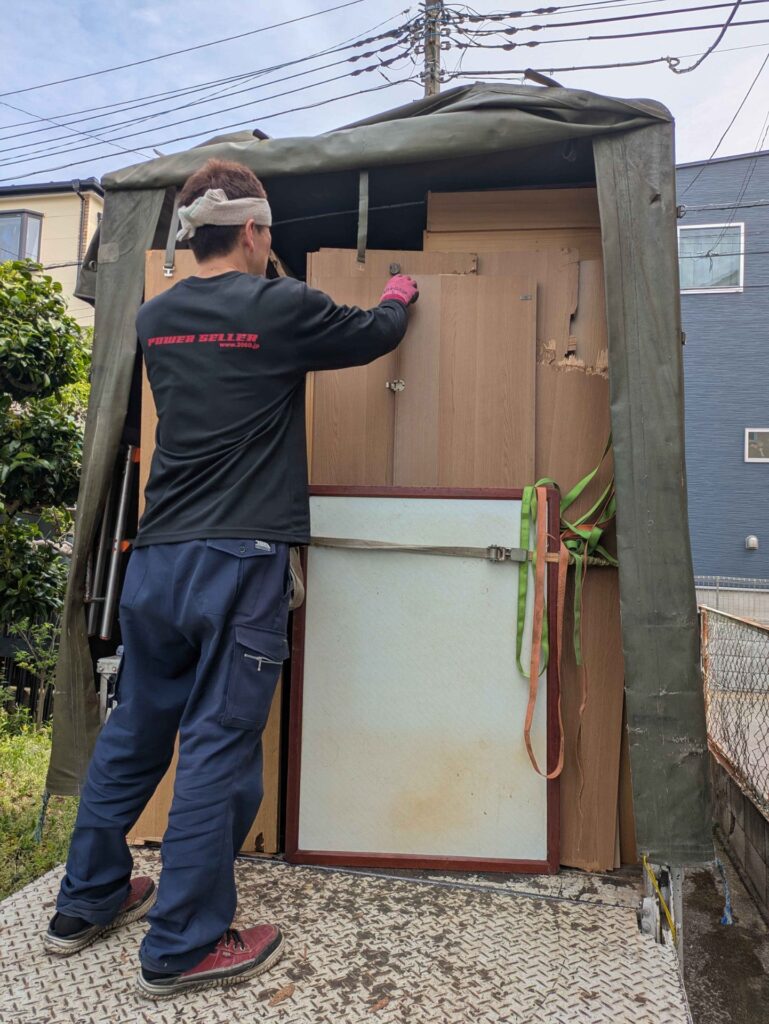 トラックへの家具の積み込み