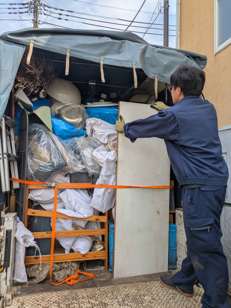 ベルトで固定したトラックの荷台