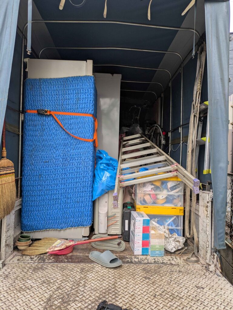 積み込みを終えたトラックの荷台