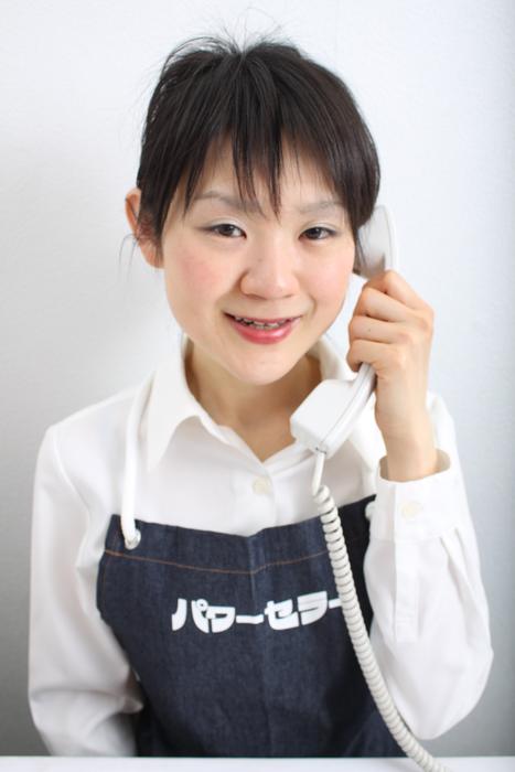 電話で見積相談を受けるパワーセラーのスタッフ