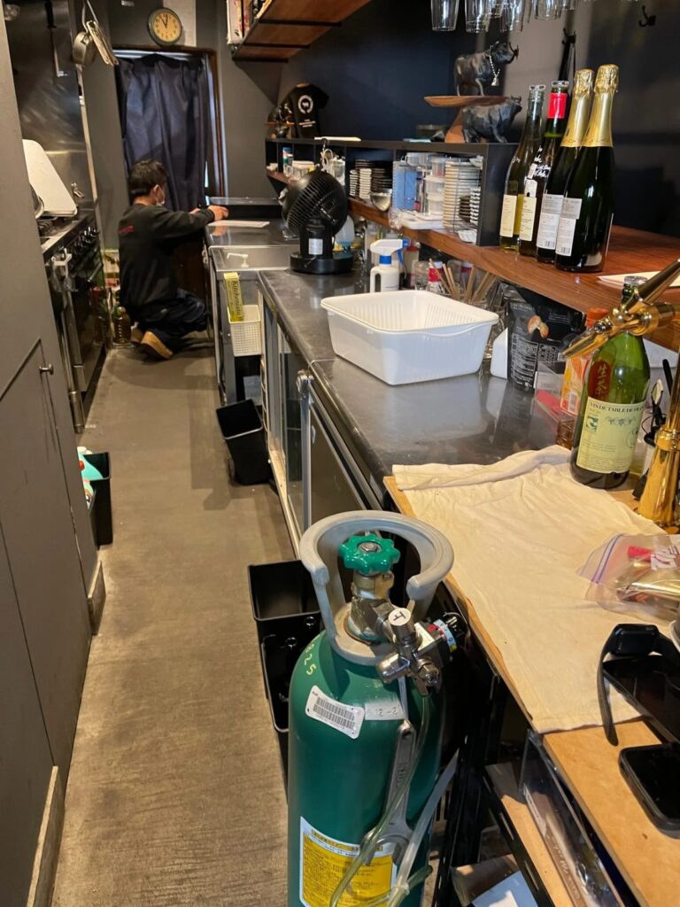店舗で使用されているビールサーバー用ガスボンベ