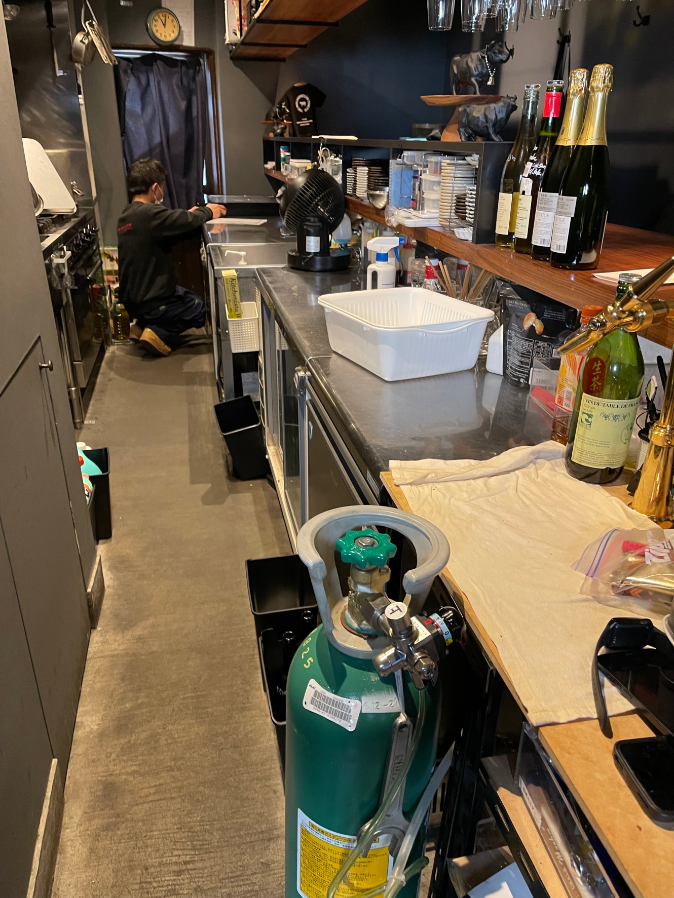 店舗で使用されているビールサーバー用ガスボンベ