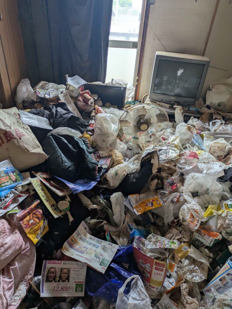 作業前の和室。ブラウン管テレビの周りまで生活ごみが堆積