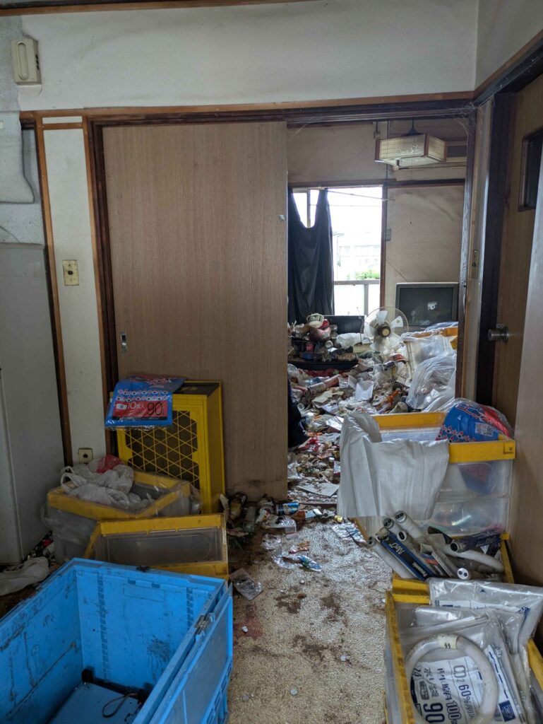 作業中の台所。袋詰めと運び出しで床が見え始めた状態