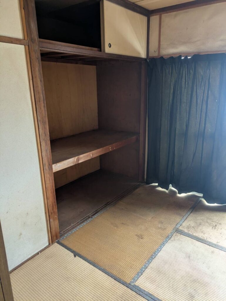 作業後の和室。押入れが空になり畳が見える状態