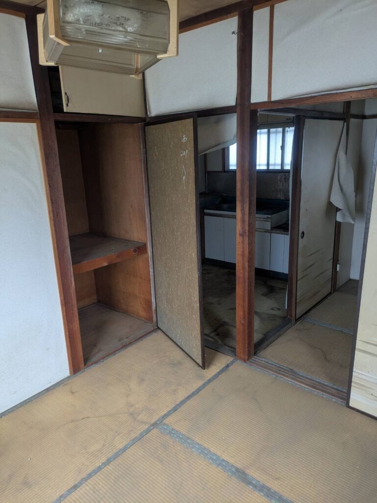 作業後の和室。押入れと台所側の様子