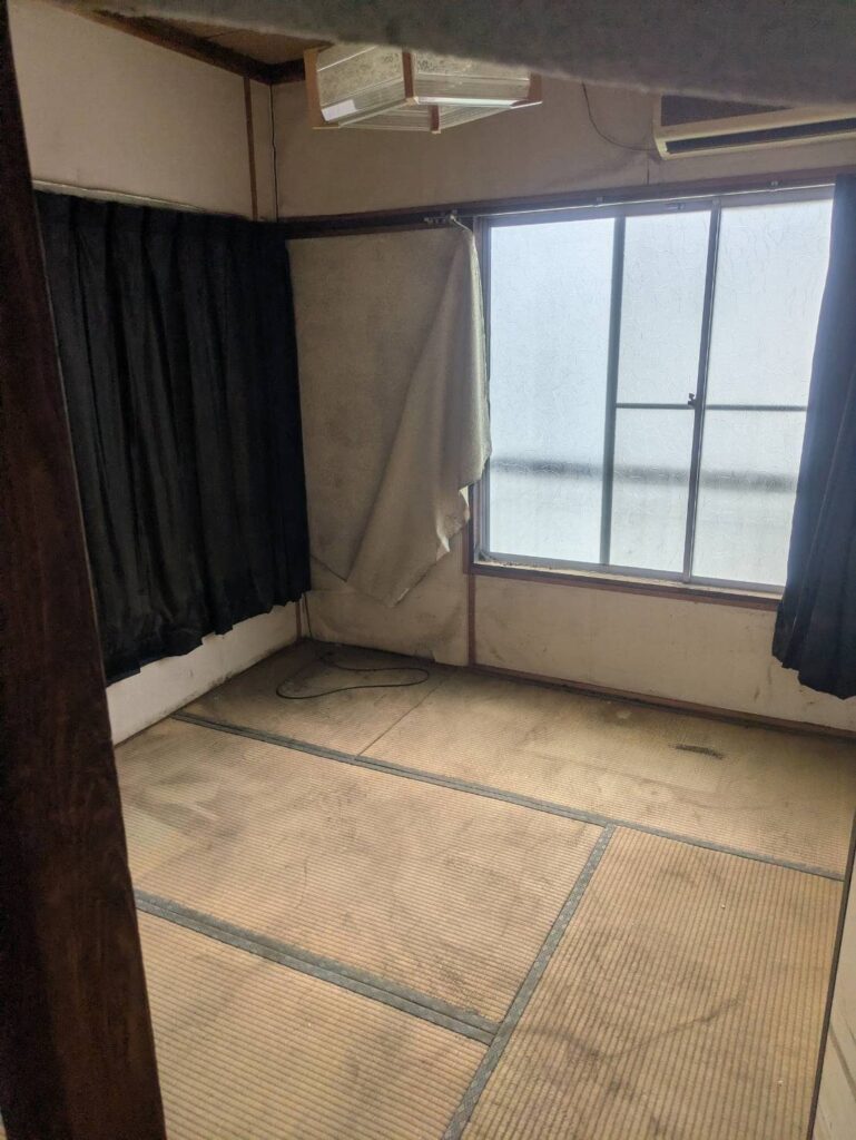 作業後の和室。窓際まで空になった状態