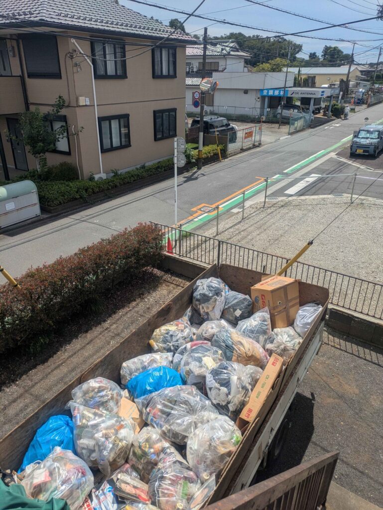 トラックの荷台に積み込んだ袋詰めの生活ごみ