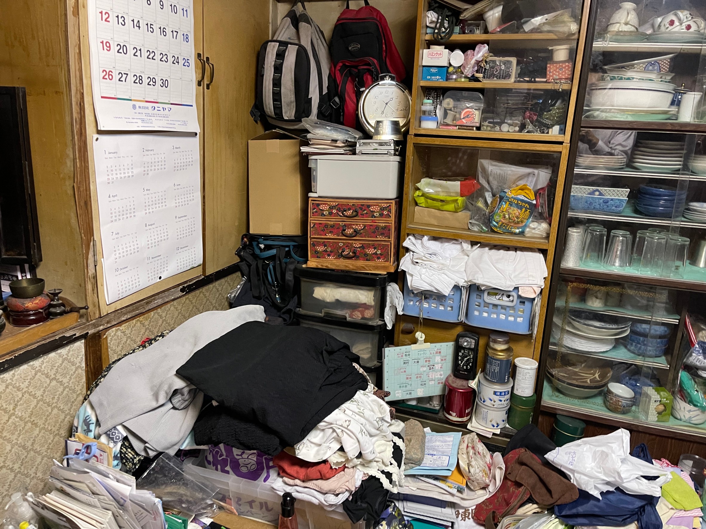 遺品整理前の居間に家財が残っている様子