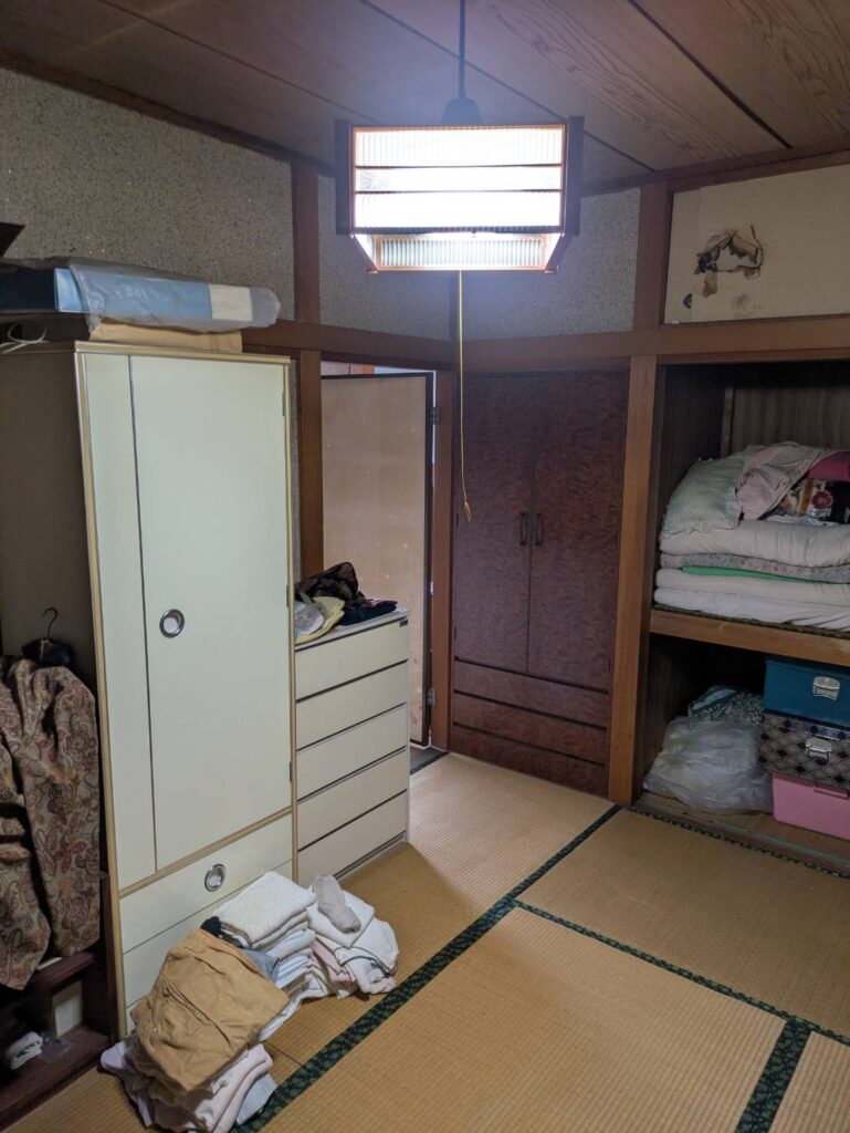 作業前の2階の和室。洋服ダンスと押し入れの布団が残っている