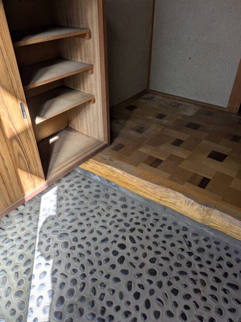 作業後の玄関。床と下駄箱の中まで空になった状態