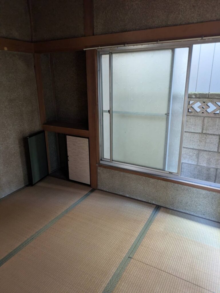 作業後の1階の和室。家具がなくなり窓際まで空いた状態