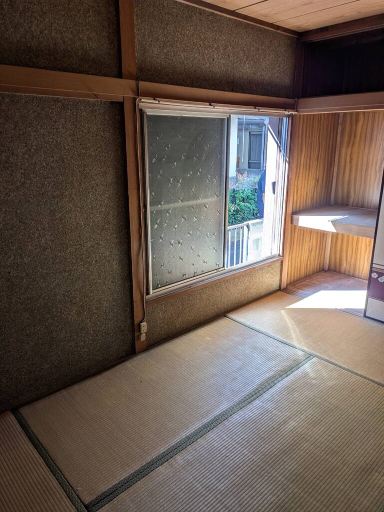 作業後の和室。家具を運び出し畳が見える状態