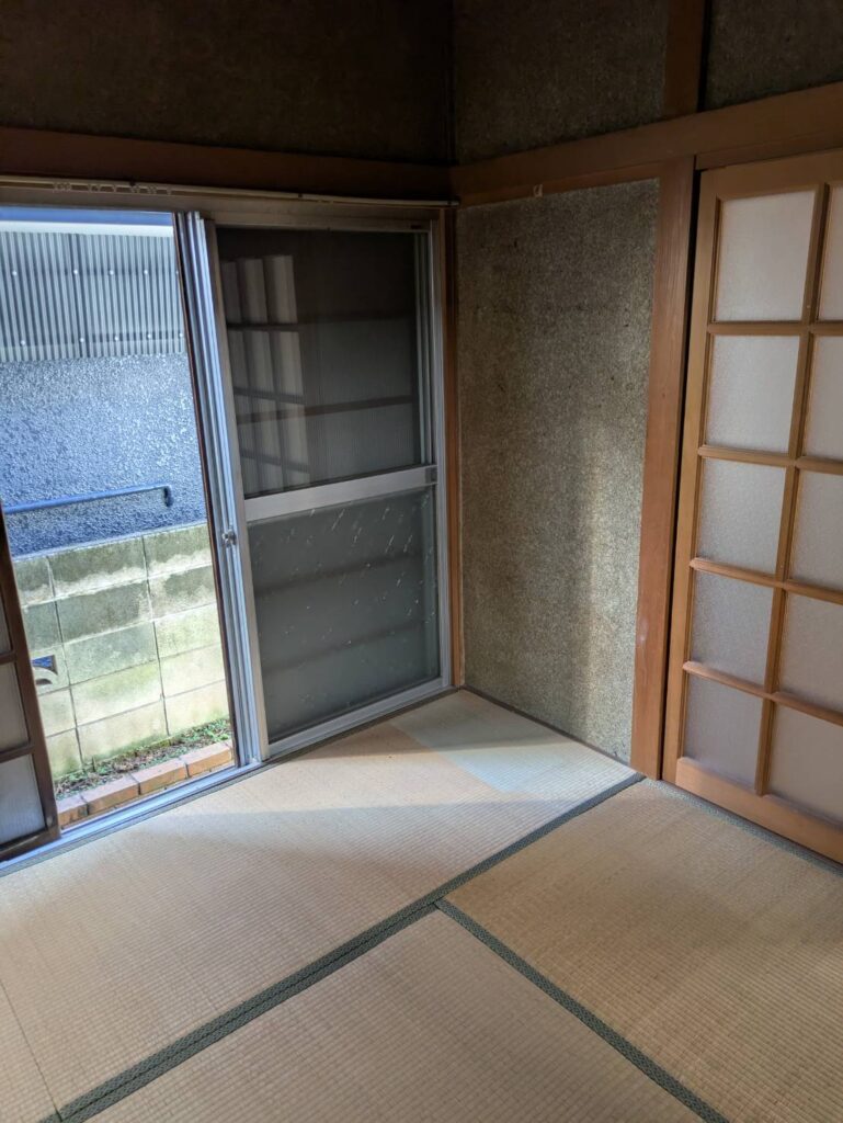 作業後の和室。掃き出し窓側まで空になった状態