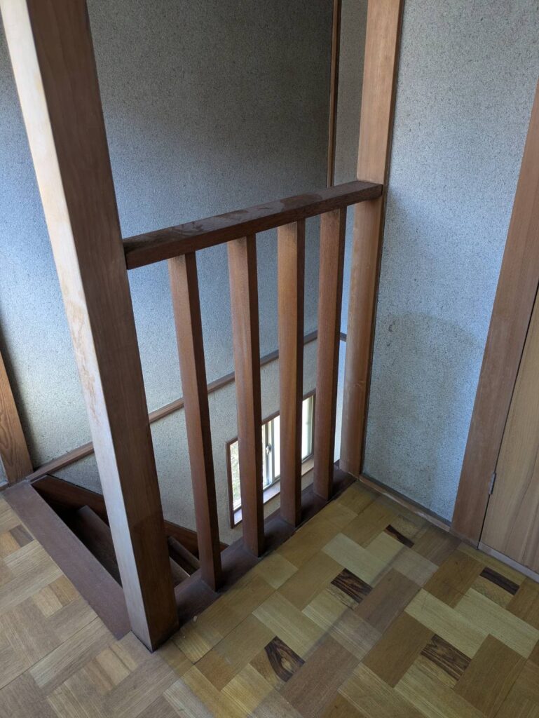 作業後の2階の階段まわり。棚や小物を撤去した状態