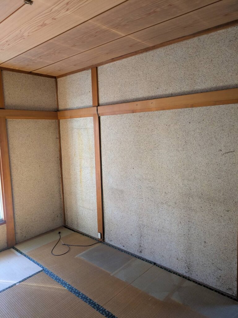 作業後の2階の和室。家具の跡だけが残った壁際