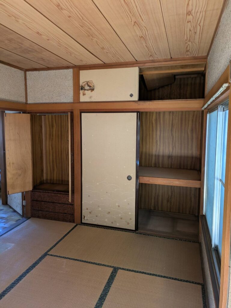 作業後の2階の和室。押し入れと物入れまで空になった状態