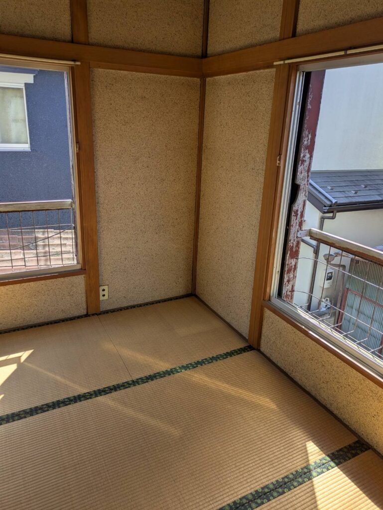 作業後の2階の和室。窓際まで空いた状態