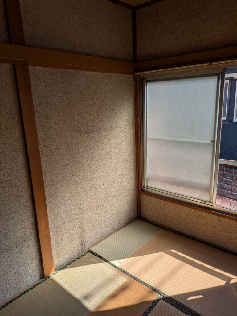 作業後の2階の和室。家具がなくなり畳が見える状態